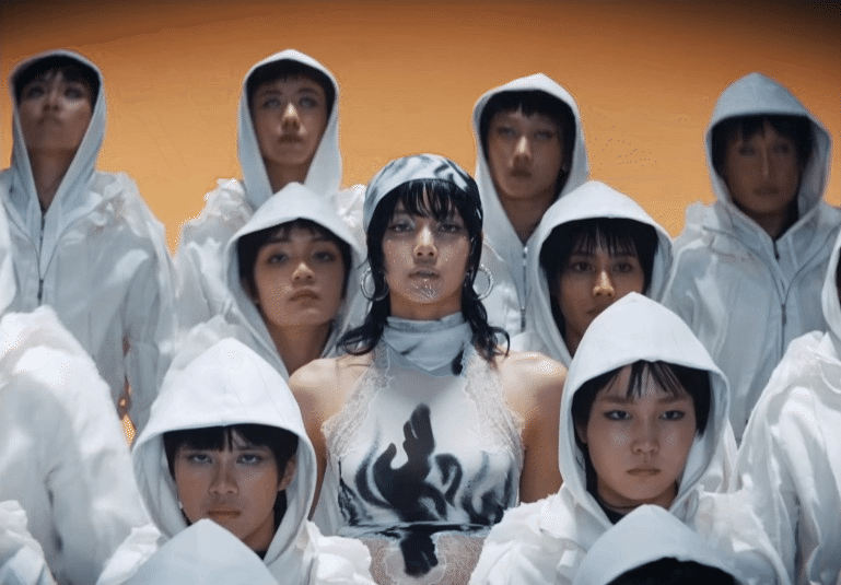 Rũ bỏ hình tượng idol Kpop, tham vọng toàn cầu của Lisa sẽ đi đến đâu? - Ảnh 10. Rũ bỏ hình tượng idol Kpop, tham vọng toàn cầu của Lisa sẽ đi đến đâu? - Ảnh 10.