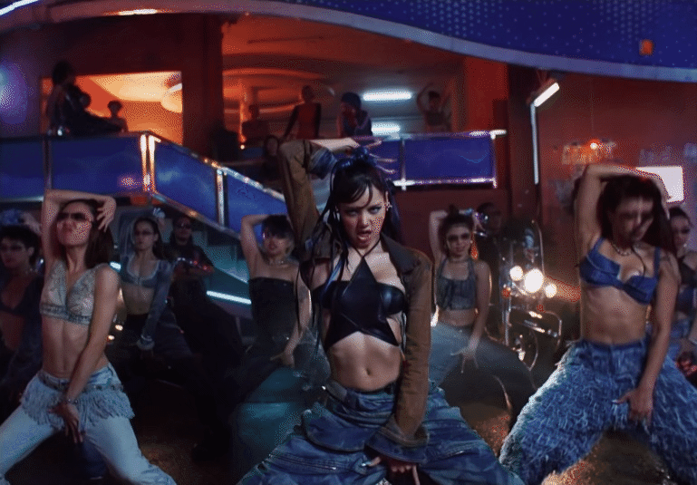 Rũ bỏ hình tượng idol Kpop, tham vọng toàn cầu của Lisa sẽ đi đến đâu? - Ảnh 3. Rũ bỏ hình tượng idol Kpop, tham vọng toàn cầu của Lisa sẽ đi đến đâu? - Ảnh 3.