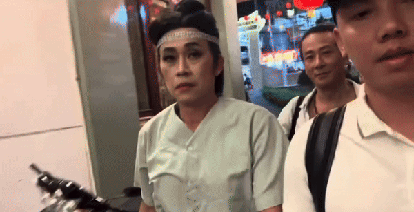 NS Hoài Linh bị bắt gặp lộ diện sau khi dính tin đồn đời tư, căng thẳng từ chối làm việc này - Ảnh 4. NS Hoài Linh bị bắt gặp lộ diện sau khi dính tin đồn đời tư, căng thẳng từ chối làm việc này - Ảnh 4.