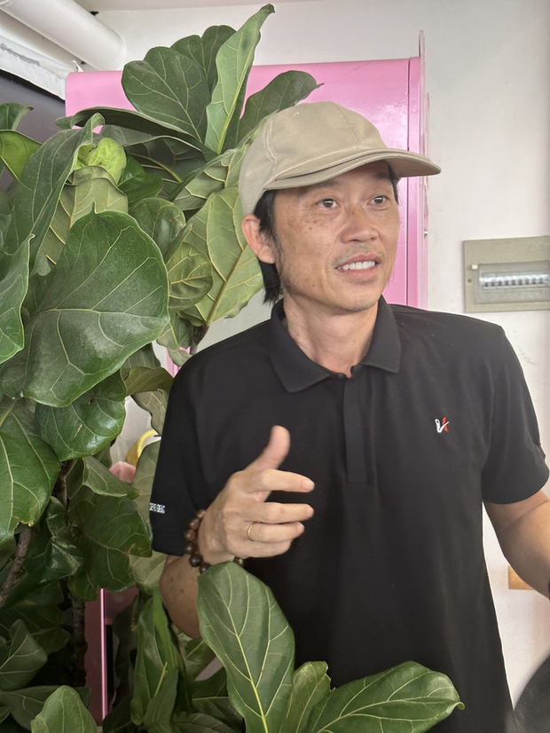 NS Hoài Linh bị bắt gặp lộ diện sau khi dính tin đồn đời tư, căng thẳng từ chối làm việc này - Ảnh 7. NS Hoài Linh bị bắt gặp lộ diện sau khi dính tin đồn đời tư, căng thẳng từ chối làm việc này - Ảnh 7.