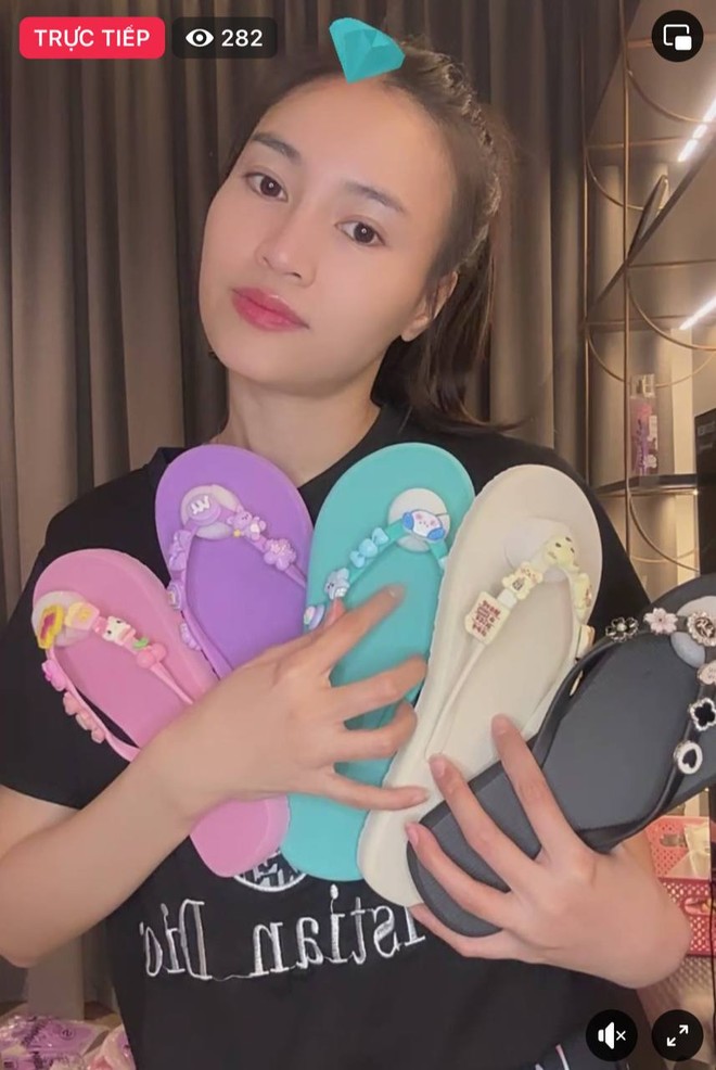 Bị đồng nghiệp bất ngờ bắt gặp tại Úc, Lan Ngọc có phản ứng thế nào? - Ảnh 6.