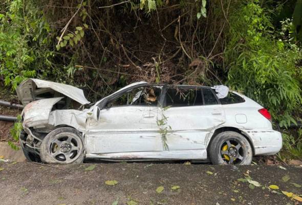 Tai nạn thảm khốc: Xe mất lái lao thẳng xuống mương khiến cả gia đình 4 người thương vong, hình ảnh hiện trường gây ám ảnh - Ảnh 1. Tai nạn thảm khốc: Xe mất lái lao thẳng xuống mương khiến cả gia đình 4 người thương vong, hình ảnh hiện trường gây ám ảnh - Ảnh 1.