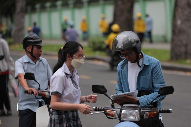 Nhìn lại kỳ thi lớp 10 TP.HCM năm 2024: Văn - Anh dễ thở, Toán làm kẻ khóc người cười nhưng không sao, các bạn đã cố gắng rồi! - Ảnh 8.