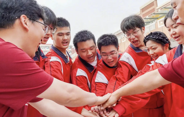 Toàn cảnh kỳ thi ĐH khốc liệt nhất thế giới 2024: Cả đất nước nín thở dõi theo, sĩ tử khóc thét vì tỷ lệ chọi cao không tưởng - Ảnh 3. Toàn cảnh kỳ thi ĐH khốc liệt nhất thế giới 2024: Cả đất nước nín thở dõi theo, sĩ tử khóc thét vì tỷ lệ chọi cao không tưởng - Ảnh 3.