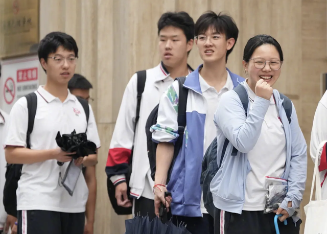 Toàn cảnh kỳ thi ĐH khốc liệt nhất thế giới 2024: Cả đất nước nín thở dõi theo, sĩ tử khóc thét vì tỷ lệ chọi cao không tưởng - Ảnh 4. Toàn cảnh kỳ thi ĐH khốc liệt nhất thế giới 2024: Cả đất nước nín thở dõi theo, sĩ tử khóc thét vì tỷ lệ chọi cao không tưởng - Ảnh 4.