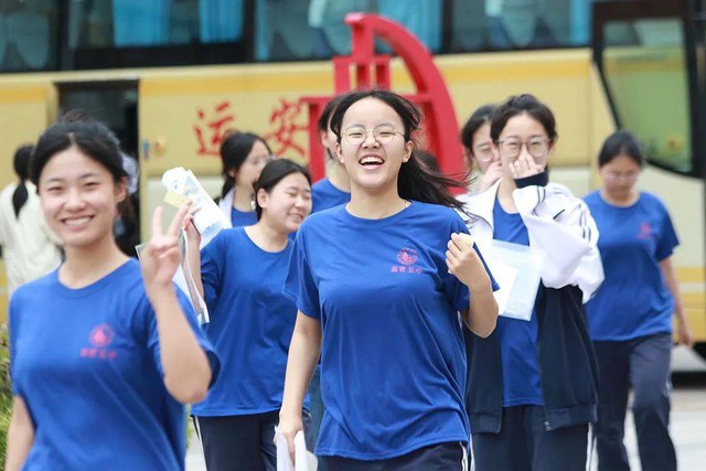 Toàn cảnh kỳ thi ĐH khốc liệt nhất thế giới 2024: Cả đất nước nín thở dõi theo, sĩ tử khóc thét vì tỷ lệ chọi cao không tưởng - Ảnh 8. Toàn cảnh kỳ thi ĐH khốc liệt nhất thế giới 2024: Cả đất nước nín thở dõi theo, sĩ tử khóc thét vì tỷ lệ chọi cao không tưởng - Ảnh 8.