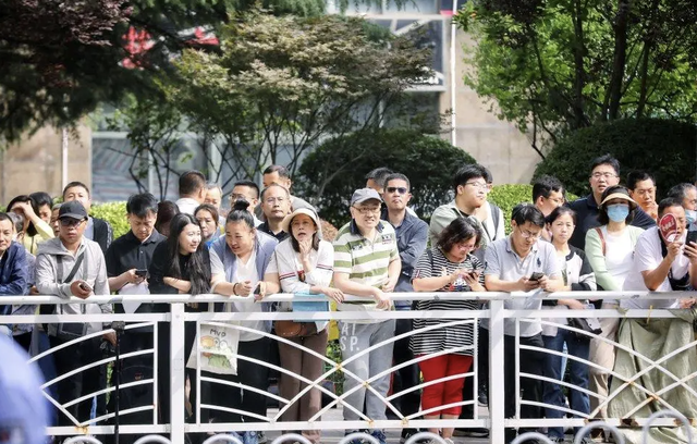 Toàn cảnh kỳ thi ĐH khốc liệt nhất thế giới 2024: Cả đất nước nín thở dõi theo, sĩ tử khóc thét vì tỷ lệ chọi cao không tưởng - Ảnh 11. Toàn cảnh kỳ thi ĐH khốc liệt nhất thế giới 2024: Cả đất nước nín thở dõi theo, sĩ tử khóc thét vì tỷ lệ chọi cao không tưởng - Ảnh 11.