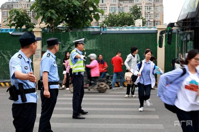 Toàn cảnh kỳ thi ĐH khốc liệt nhất thế giới 2024: Cả đất nước nín thở dõi theo, sĩ tử khóc thét vì tỷ lệ chọi cao không tưởng - Ảnh 14. Toàn cảnh kỳ thi ĐH khốc liệt nhất thế giới 2024: Cả đất nước nín thở dõi theo, sĩ tử khóc thét vì tỷ lệ chọi cao không tưởng - Ảnh 14.