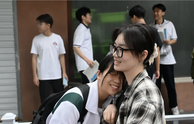 Toàn cảnh kỳ thi ĐH khốc liệt nhất thế giới 2024: Cả đất nước nín thở dõi theo, sĩ tử khóc thét vì tỷ lệ chọi cao không tưởng - Ảnh 7. Toàn cảnh kỳ thi ĐH khốc liệt nhất thế giới 2024: Cả đất nước nín thở dõi theo, sĩ tử khóc thét vì tỷ lệ chọi cao không tưởng - Ảnh 7.
