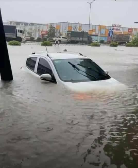 Mưa lớn kéo dài, nhiều khu vực ở Quảng Ninh, Hải Phòng ngập sâu - Ảnh 4.