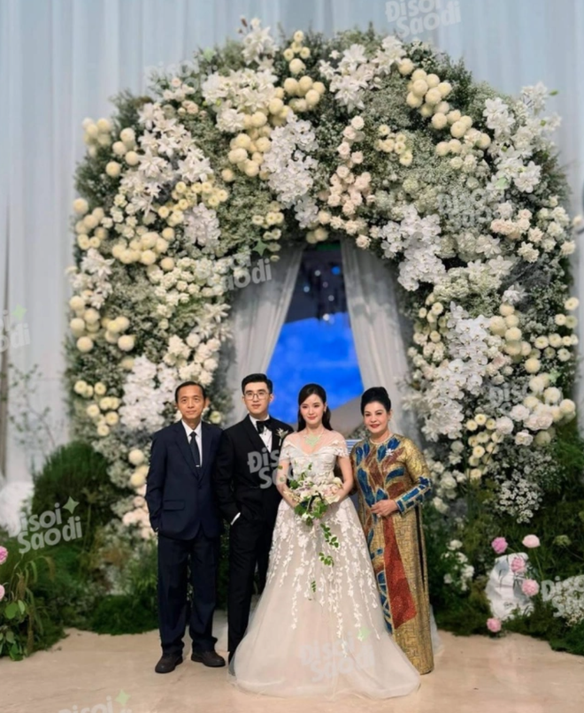 Midu có 1 hành động khiến mẹ Minh Đạt hài lòng và loạt chi tiết phơi bày quan hệ con dâu - nhà chồng tại lễ cưới hào môn - Ảnh 6. Midu có 1 hành động khiến mẹ Minh Đạt hài lòng và loạt chi tiết phơi bày quan hệ con dâu - nhà chồng tại lễ cưới hào môn - Ảnh 6.
