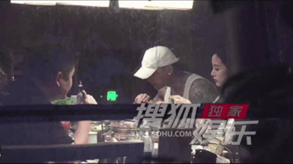 Chủ tịch và nàng thơ showbiz đã bí mật đăng ký kết hôn? - Ảnh 3. Chủ tịch và nàng thơ showbiz đã bí mật đăng ký kết hôn? - Ảnh 3.