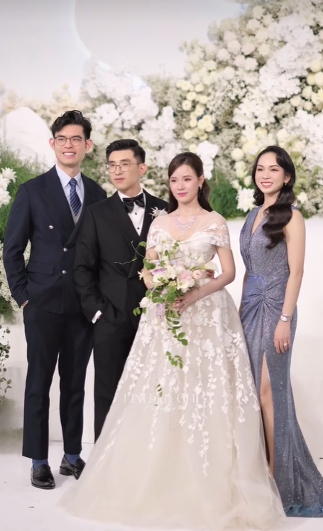 Midu có 1 hành động khiến mẹ Minh Đạt hài lòng và loạt chi tiết phơi bày quan hệ con dâu - nhà chồng tại lễ cưới hào môn - Ảnh 7. Midu có 1 hành động khiến mẹ Minh Đạt hài lòng và loạt chi tiết phơi bày quan hệ con dâu - nhà chồng tại lễ cưới hào môn - Ảnh 7.