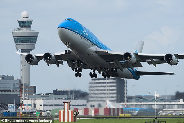 Kinh hoàng: Nhân viên bị hút vào trong động cơ máy bay Boeing và tử vong thương tâm - Ảnh 2. Kinh hoàng: Nhân viên bị hút vào trong động cơ máy bay Boeing và tử vong thương tâm - Ảnh 2.