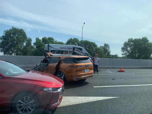 2 người chết, 6 người bị thương sau khoảnh khắc va chạm kinh hoàng trên cao tốc Hà Nội - Hải Phòng - Ảnh 5. 2 người chết, 6 người bị thương sau khoảnh khắc va chạm kinh hoàng trên cao tốc Hà Nội - Hải Phòng - Ảnh 5.