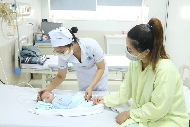 Giây phút sinh tử: Khoảnh khắc nữ điều dưỡng vừa cấp cứu cháu bé bị sặc sữa vừa động viên cố gắng lên con - Ảnh 3. Giây phút sinh tử: Khoảnh khắc nữ điều dưỡng vừa cấp cứu cháu bé bị sặc sữa vừa động viên cố gắng lên con - Ảnh 3.