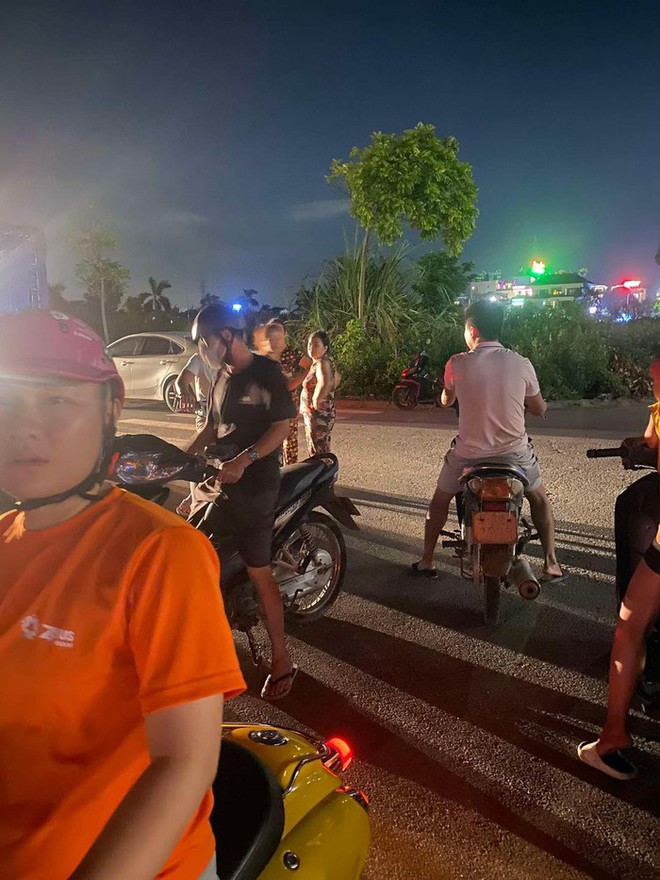 Xót cảnh bé gái bị bỏ rơi ở bãi cỏ, côn trùng bò khắp cơ thể - Ảnh 1. Xót cảnh bé gái bị bỏ rơi ở bãi cỏ, côn trùng bò khắp cơ thể - Ảnh 1.