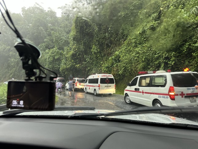 Hiện trường thương tâm vụ tai nạn 7 người chết ở Hà Giang: Hành khách xuống đẩy xe giúp thì bị đất đá tràn xuống - Ảnh 4. Hiện trường thương tâm vụ tai nạn 7 người chết ở Hà Giang: Hành khách xuống đẩy xe giúp thì bị đất đá tràn xuống - Ảnh 4.