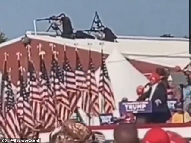 Video: Cận cảnh khoảnh khắc mật vụ Mỹ bắn hạ nghi phạm ám sát ông Donald Trump trên nóc nhà - Ảnh 1. Video: Cận cảnh khoảnh khắc mật vụ Mỹ bắn hạ nghi phạm ám sát ông Donald Trump trên nóc nhà - Ảnh 1.