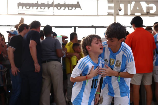 Khung cảnh cực sốc khiến trận chung kết của Messi bị tạm hoãn: Người quá khích tràn vào sân, người ngất xỉu ngay tại chỗ - Ảnh 9. Khung cảnh cực sốc khiến trận chung kết của Messi bị tạm hoãn: Người quá khích tràn vào sân, người ngất xỉu ngay tại chỗ - Ảnh 9.