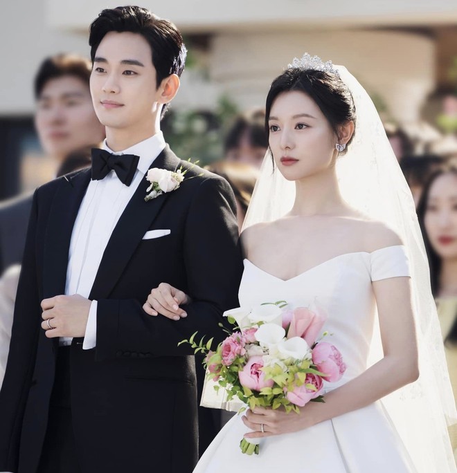 Kim Soo Hyun tự đăng ảnh hôn 1 cô gái, người ấy là Kim Ji Won? - Ảnh 3. Kim Soo Hyun tự đăng ảnh hôn 1 cô gái, người ấy là Kim Ji Won? - Ảnh 3.