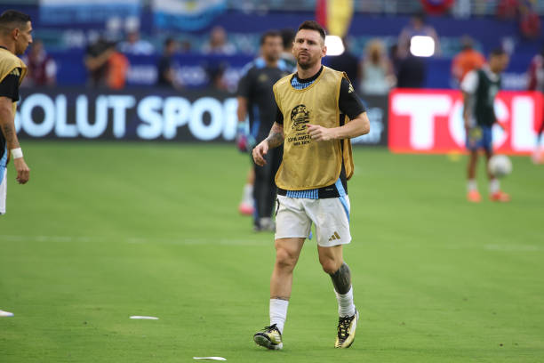 Khung cảnh cực sốc khiến trận chung kết của Messi bị tạm hoãn: Người quá khích tràn vào sân, người ngất xỉu ngay tại chỗ - Ảnh 11. Khung cảnh cực sốc khiến trận chung kết của Messi bị tạm hoãn: Người quá khích tràn vào sân, người ngất xỉu ngay tại chỗ - Ảnh 11.