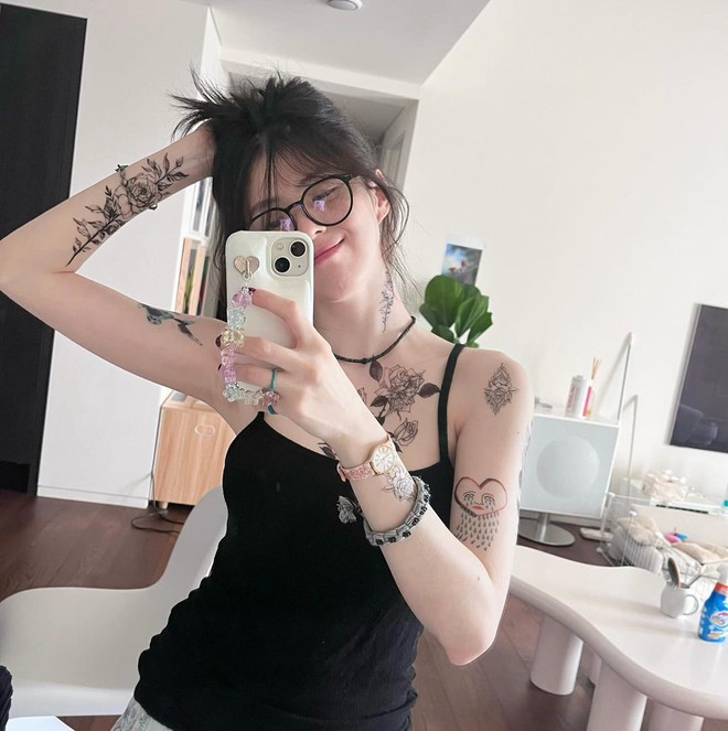 Loạt ảnh làm rộ tin Han So Hee bất ổn tâm lý hậu scandal, vết bầm tím khắp người càng gây xôn xao - Ảnh 5. Loạt ảnh làm rộ tin Han So Hee bất ổn tâm lý hậu scandal, vết bầm tím khắp người càng gây xôn xao - Ảnh 5.