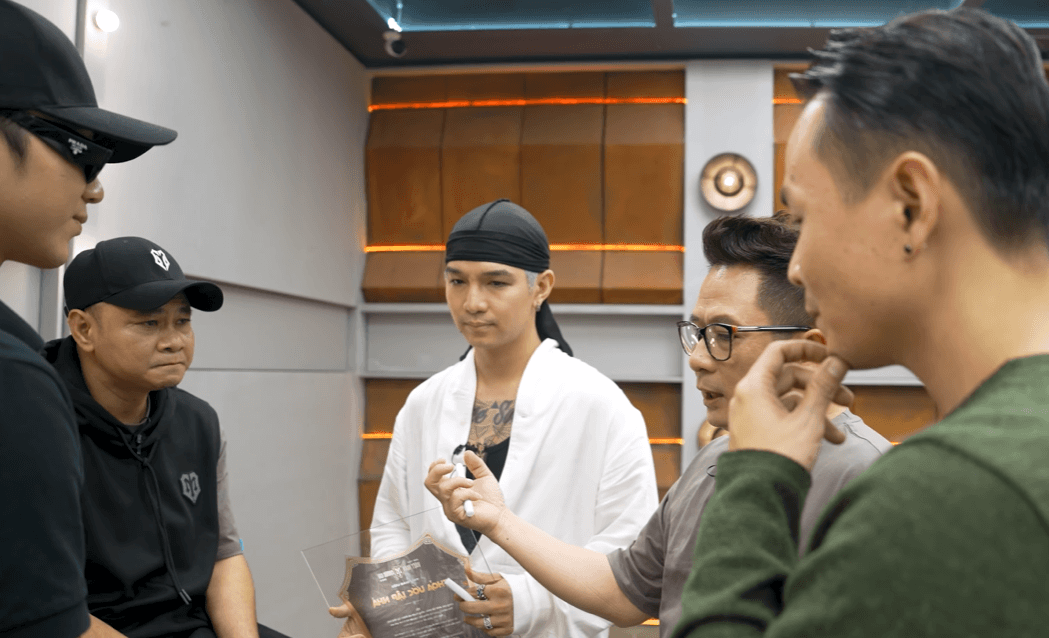 Cách SOOBIN thuyết phục NSND Tự Long về đội của mình: Đỉnh nóc, kịch trần, bay phấp phới!- Ảnh 2. Cách SOOBIN thuyết phục NSND Tự Long về đội của mình: Đỉnh nóc, kịch trần, bay phấp phới!- Ảnh 2.