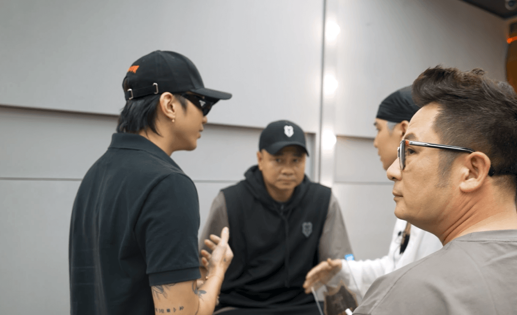 Cách SOOBIN thuyết phục NSND Tự Long về đội của mình: Đỉnh nóc, kịch trần, bay phấp phới!- Ảnh 1. Cách SOOBIN thuyết phục NSND Tự Long về đội của mình: Đỉnh nóc, kịch trần, bay phấp phới!- Ảnh 1.