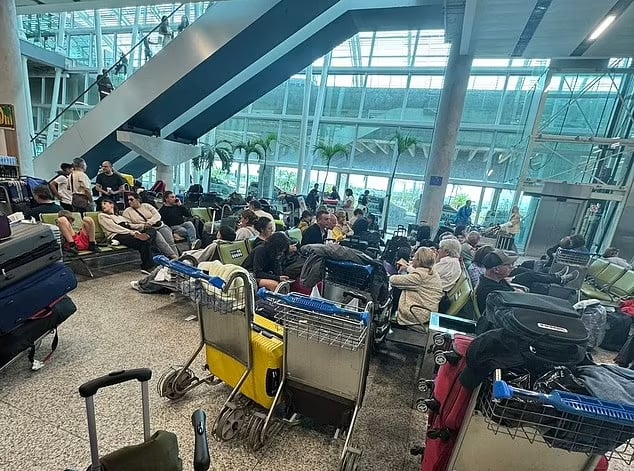 NÓNG: Sự cố kinh hoàng khiến trần máy bay bị xé toạc, hành khách treo lủng lẳng trên khoang hành lý, hàng chục người phải nhập viện - Ảnh 4.