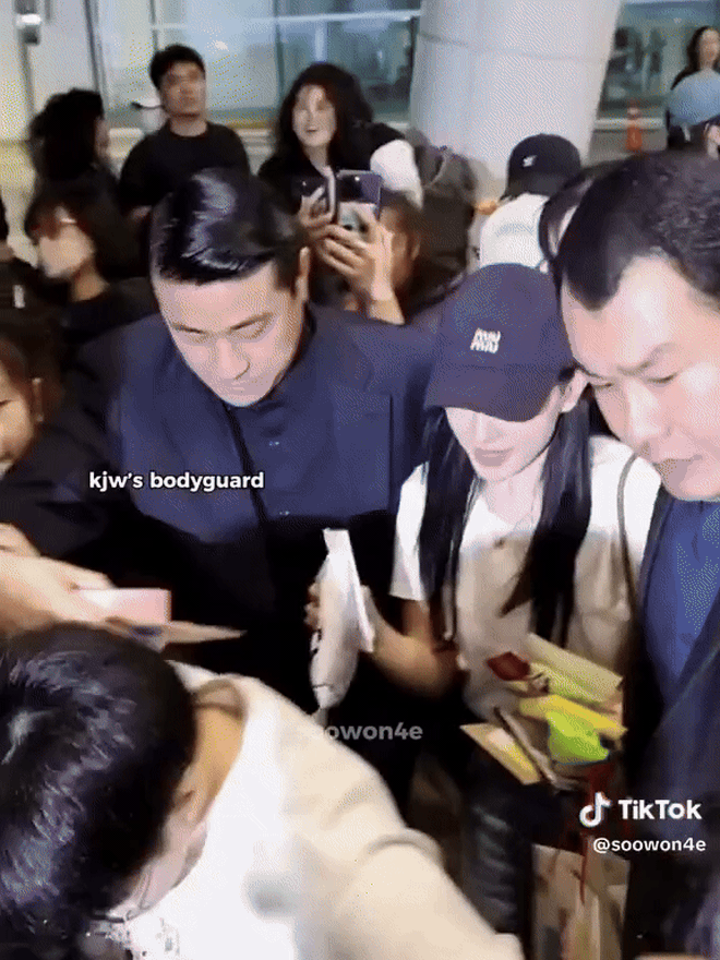 Hot nhất Naver: Kim Soo Hyun lỡ để lộ bằng chứng hẹn hò Kim Ji Won nên xoá vội? - Ảnh 6. Hot nhất Naver: Kim Soo Hyun lỡ để lộ bằng chứng hẹn hò Kim Ji Won nên xoá vội? - Ảnh 6.