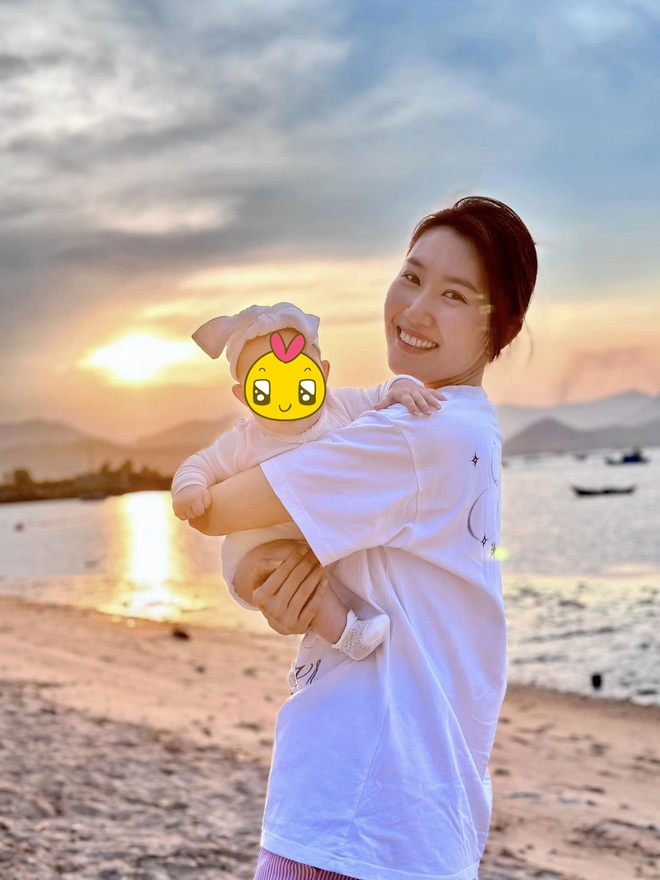 Rầm rộ hình ảnh Thúy Ngân xuất hiện cùng 1 em bé trong phòng sinh - Ảnh 5. Rầm rộ hình ảnh Thúy Ngân xuất hiện cùng 1 em bé trong phòng sinh - Ảnh 5.