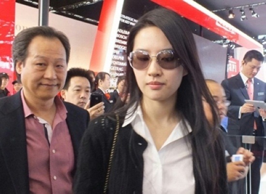 3 người đàn ông thế lực chống lưng cho Lưu Diệc Phi - Ảnh 6.