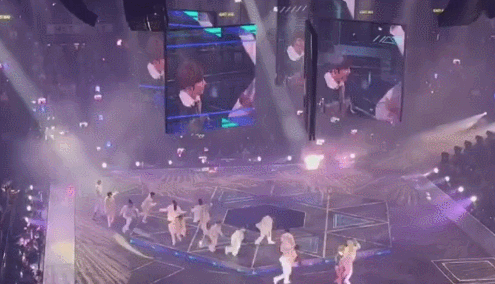 Phép màu đến với nam vũ công liệt tứ chi sau vụ bị màn hình LED 600 kg rơi trúng người - Ảnh 3. Phép màu đến với nam vũ công liệt tứ chi sau vụ bị màn hình LED 600 kg rơi trúng người - Ảnh 3.