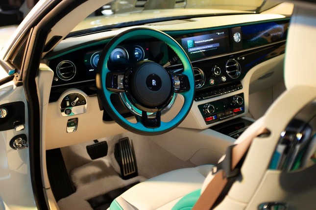 Đại gia Minh Nhựa tái hiện màn cầu hôn vợ bên siêu xe hơn 20 tỷ, là chiếc Rolls-Royce Spectre thuần điện đầu tiên trên thế giới! - Ảnh 7. Đại gia Minh Nhựa tái hiện màn cầu hôn vợ bên siêu xe hơn 20 tỷ, là chiếc Rolls-Royce Spectre thuần điện đầu tiên trên thế giới! - Ảnh 7.
