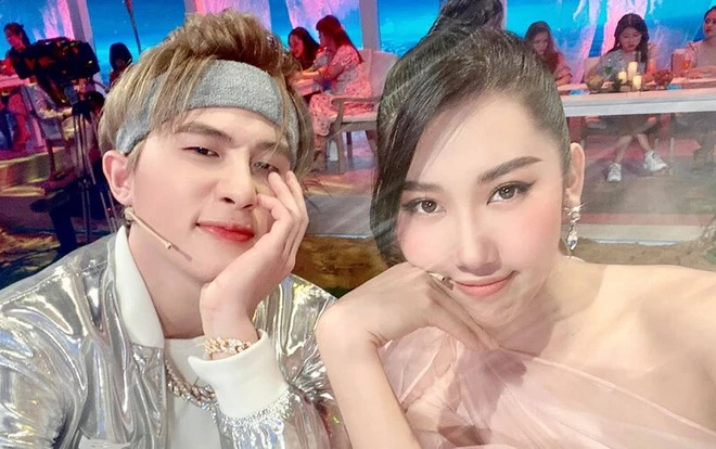 Rầm rộ hình ảnh Thúy Ngân xuất hiện cùng 1 em bé trong phòng sinh - Ảnh 6. Rầm rộ hình ảnh Thúy Ngân xuất hiện cùng 1 em bé trong phòng sinh - Ảnh 6.