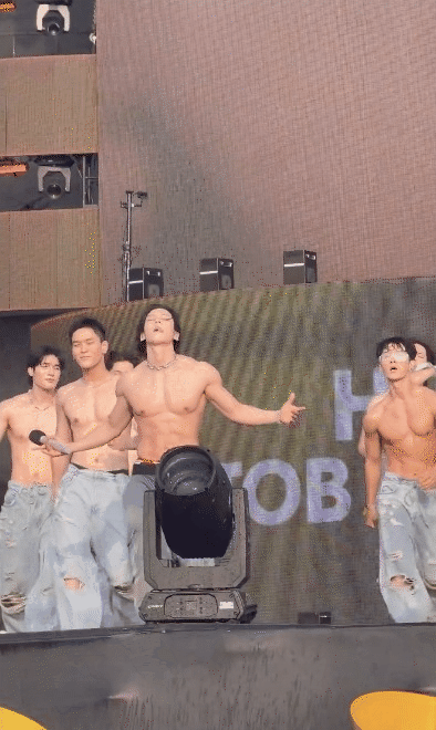 Bạn trai tin đồn Rosé khoe múi quá ngon mắt, nhưng vẫn lép vế khi đặt cạnh “thánh body Kpop - Ảnh 6. Bạn trai tin đồn Rosé khoe múi quá ngon mắt, nhưng vẫn lép vế khi đặt cạnh “thánh body Kpop - Ảnh 6.