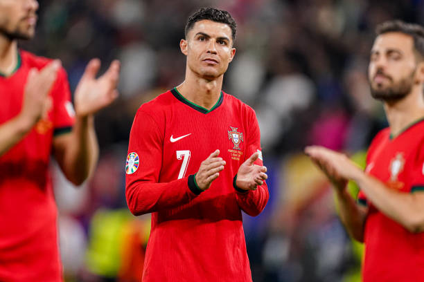 Xót xa: Ronaldo thất thần, cố nén những giọt nước mắt cay đắng trong trận đấu cuối cùng tại Euro - Ảnh 3.