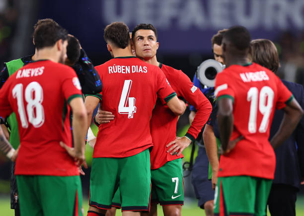 Pepe tuổi 41 tựa vai Ronaldo 39 tuổi oà khóc như một đứa trẻ: Mỏi chân rồi mình dừng lại thôi - Ảnh 8. Pepe tuổi 41 tựa vai Ronaldo 39 tuổi oà khóc như một đứa trẻ: Mỏi chân rồi mình dừng lại thôi - Ảnh 8.