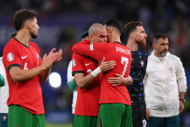 Xót xa: Ronaldo thất thần, cố nén những giọt nước mắt cay đắng trong trận đấu cuối cùng tại Euro - Ảnh 4. Xót xa: Ronaldo thất thần, cố nén những giọt nước mắt cay đắng trong trận đấu cuối cùng tại Euro - Ảnh 4.