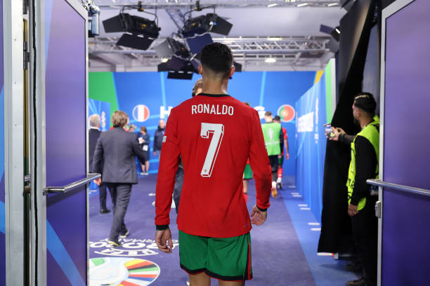 Xót xa: Ronaldo thất thần, cố nén những giọt nước mắt cay đắng trong trận đấu cuối cùng tại Euro - Ảnh 7. Xót xa: Ronaldo thất thần, cố nén những giọt nước mắt cay đắng trong trận đấu cuối cùng tại Euro - Ảnh 7.