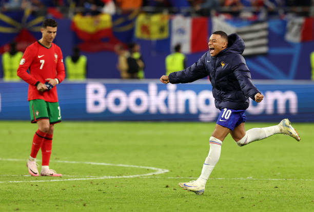 Xót xa: Ronaldo thất thần, cố nén những giọt nước mắt cay đắng trong trận đấu cuối cùng tại Euro - Ảnh 5. Xót xa: Ronaldo thất thần, cố nén những giọt nước mắt cay đắng trong trận đấu cuối cùng tại Euro - Ảnh 5.