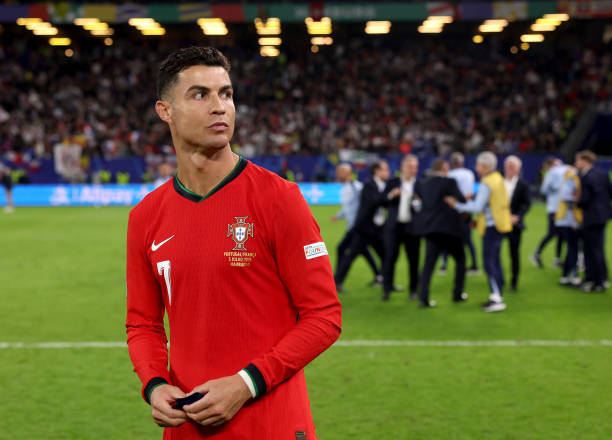 Xót xa: Ronaldo thất thần, cố nén những giọt nước mắt cay đắng trong trận đấu cuối cùng tại Euro - Ảnh 6. Xót xa: Ronaldo thất thần, cố nén những giọt nước mắt cay đắng trong trận đấu cuối cùng tại Euro - Ảnh 6.