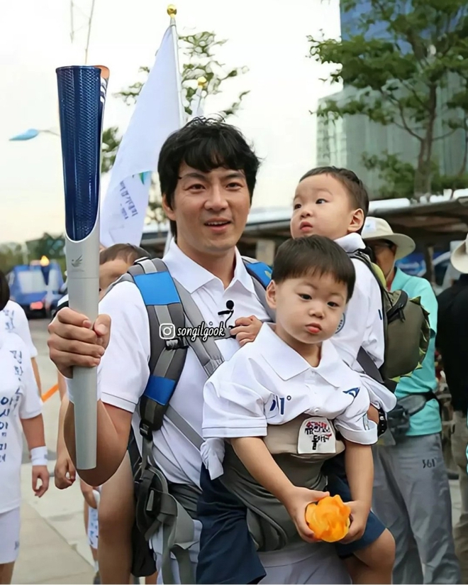 Tài tử Song Il Gook kể chuyện mất việc sau khi có Daehan - Minguk - Manse, ai dè nhận phản ứng 1 trời 1 vực với Song Joong Ki - Ảnh 7. Tài tử Song Il Gook kể chuyện mất việc sau khi có Daehan - Minguk - Manse, ai dè nhận phản ứng 1 trời 1 vực với Song Joong Ki - Ảnh 7.