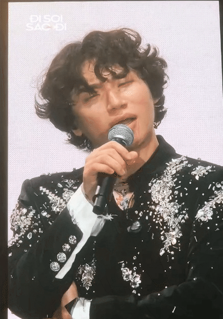 Show diễn đầu tiên của Daesung tại Việt Nam: Đam mê tấu hài, live “nuốt đĩa” loạt hit BIGBANG khiến fan khóc nấc! - Ảnh 3. Show diễn đầu tiên của Daesung tại Việt Nam: Đam mê tấu hài, live “nuốt đĩa” loạt hit BIGBANG khiến fan khóc nấc! - Ảnh 3.
