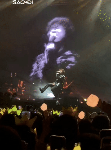 Show diễn đầu tiên của Daesung tại Việt Nam: Đam mê tấu hài, live “nuốt đĩa” loạt hit BIGBANG khiến fan khóc nấc! - Ảnh 7. Show diễn đầu tiên của Daesung tại Việt Nam: Đam mê tấu hài, live “nuốt đĩa” loạt hit BIGBANG khiến fan khóc nấc! - Ảnh 7.