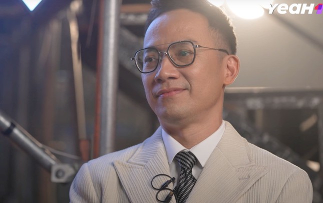 Điều kỳ lạ trong hôn nhân của vị Anh Trai Vượt Ngàn Chông Gai ở ẩn nhiều năm, cưới vợ nhỏ hơn 10 tuổi - Ảnh 1.