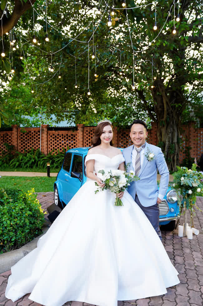 Điều kỳ lạ trong hôn nhân của vị Anh Trai Vượt Ngàn Chông Gai ở ẩn nhiều năm, cưới vợ nhỏ hơn 10 tuổi - Ảnh 2. Điều kỳ lạ trong hôn nhân của vị Anh Trai Vượt Ngàn Chông Gai ở ẩn nhiều năm, cưới vợ nhỏ hơn 10 tuổi - Ảnh 2.