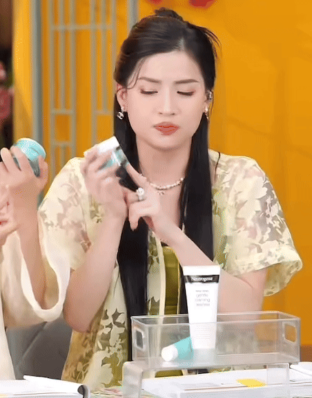 Cú sốc mới của Võ Hà Linh: 415k mắt xem cùng lúc, đang mắng vụ sai giá thì ngỡ ngàng về số chỉ sau 60 phút - Ảnh 3. Cú sốc mới của Võ Hà Linh: 415k mắt xem cùng lúc, đang mắng vụ sai giá thì ngỡ ngàng về số chỉ sau 60 phút - Ảnh 3.