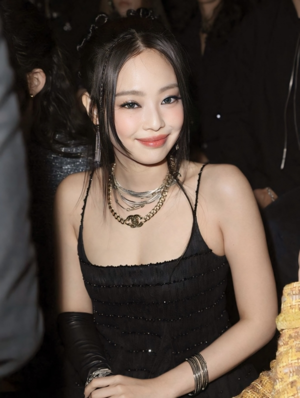 Cuộc khủng hoảng lớn nhất sự nghiệp của Jennie: 1 scandal kéo theo 1001 phốt lạm quyền và án phạt cận kề - Ảnh 9. Cuộc khủng hoảng lớn nhất sự nghiệp của Jennie: 1 scandal kéo theo 1001 phốt lạm quyền và án phạt cận kề - Ảnh 9.